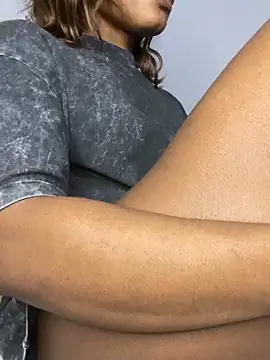  yisela  online show from 10.17.25