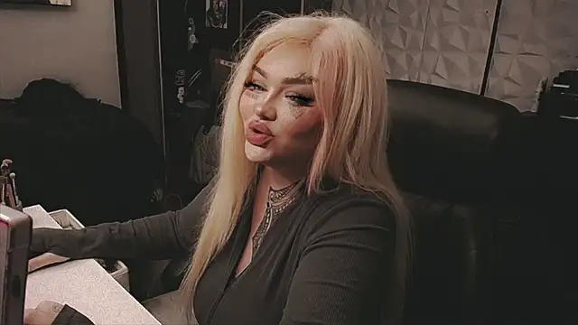 Snapshot of sheylagoddess11 chatting on 12.17.25 sheylagoddess11 online show from 12.17.25