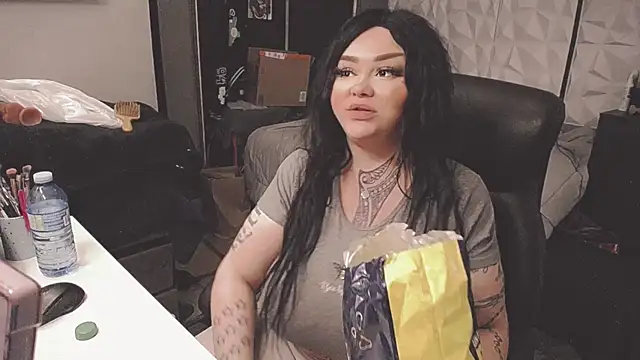 Snapshot of sheylagoddess11 chatting on 12.21.25 sheylagoddess11 online show from 12.21.25