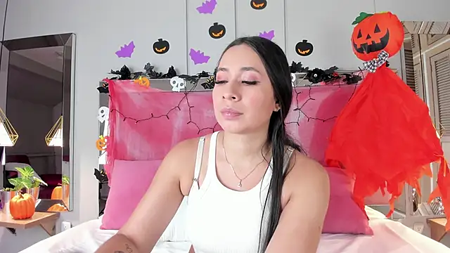 Snapshot of Ahincale chatting on 10.30.25 Ahincale online show from 10.30.25