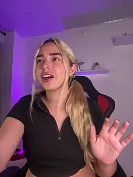 Snapshot of Irisweet_ chatting on 02.08.25 Irisweet online show from 02.08.25