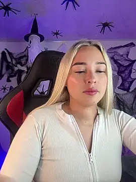 Snapshot of Irisweet_ chatting on 10.29.25 Irisweet online show from 10.29.25