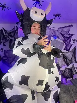 Snapshot of Irisweet_ chatting on 10.29.25 Irisweet online show from 10.29.25