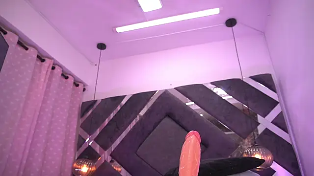 Snapshot of violeta_aroca chatting on 02.15.25 violeta aroca online show from 02.15.25