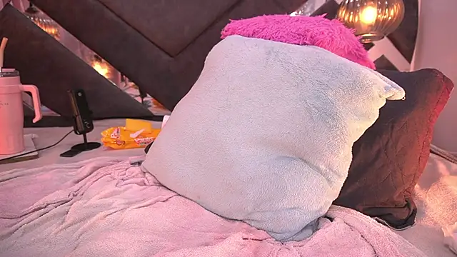 Snapshot of violeta_aroca chatting on 02.22.25 violeta aroca online show from 02.22.25