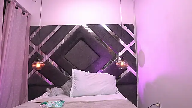 Snapshot of violeta_aroca chatting on 10.29.25 violeta aroca online show from 10.29.25