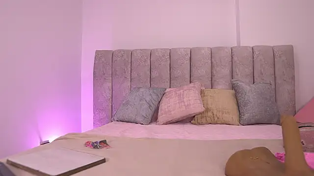 Snapshot of violeta_aroca chatting on 11.05.25 violeta aroca online show from 11.05.25