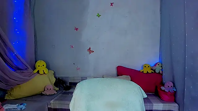 Snapshot of LickLizzy chatting on 10.13.25 LickLizzy online show from 10.13.25