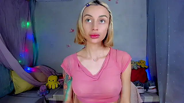 Snapshot of LickLizzy chatting on 11.10.25 LickLizzy online show from 11.10.25