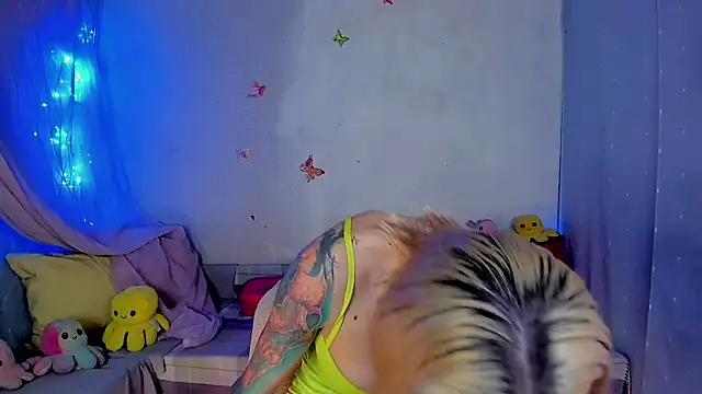 Snapshot of LickLizzy chatting on 11.24.25 LickLizzy online show from 11.24.25