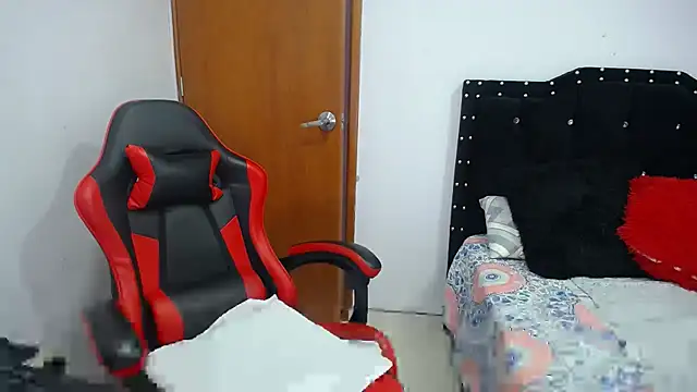 Snapshot of Ursulawhite69 chatting on 10.27.25 Ursulawhite69 online show from 10.27.25