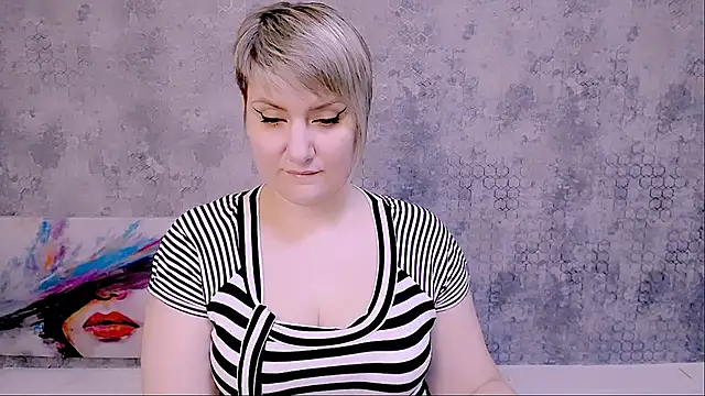 Snapshot of Djullia chatting on 03.07.25 Djullia online show from 03.07.25