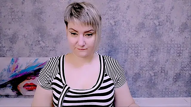 Snapshot of Djullia chatting on 10.04.25 Djullia online show from 10.04.25