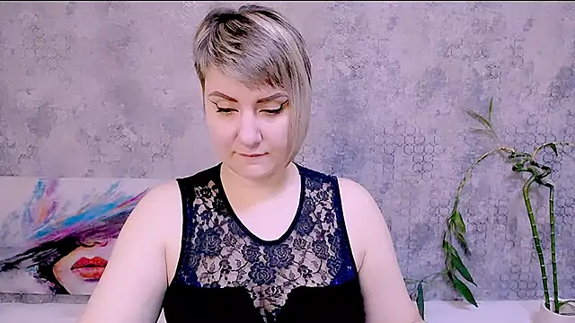 Snapshot of Djullia chatting on 11.06.25 Djullia online show from 11.06.25