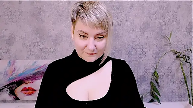 Snapshot of Djullia chatting on 11.26.25 Djullia online show from 11.26.25