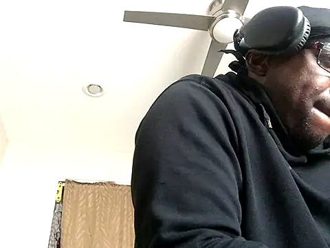 Snapshot of Londonfrotadejr chatting on 12.08.24 Londonfrotadejr online show from 12.08.24