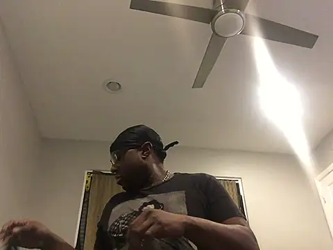 Snapshot of Londonfrotadejr chatting on 12.14.24 Londonfrotadejr online show from 12.14.24