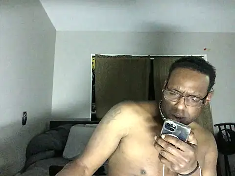 Snapshot of Londonfrotadejr chatting on 03.18.25 Londonfrotadejr online show from 03.18.25