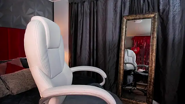  Nicoletteshea  online show from 02.10.25