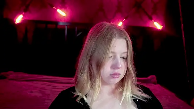 Snapshot of Tinker_Belll chatting on 11.15.25 Tinker Belll online show from 11.15.25