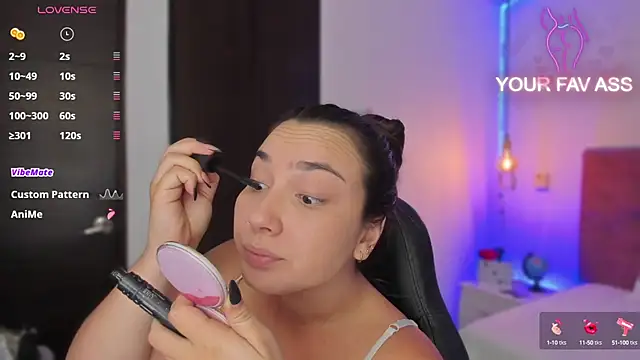 Snapshot of ava_blue chatting on 02.13.25 ava blue online show from 02.13.25