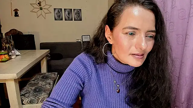 Snapshot of emma_luxy chatting on 06.05.26 emma luxy online show from 06.05.26