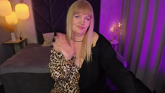 Snapshot of NicoleKind chatting on 02.28.25 NicoleKind online show from 02.28.25