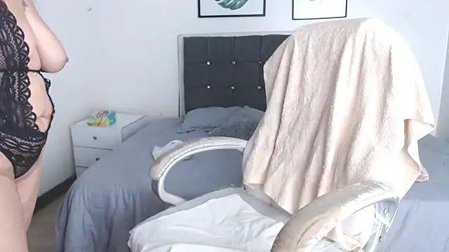 selena yourmilf online show from 04.14.26