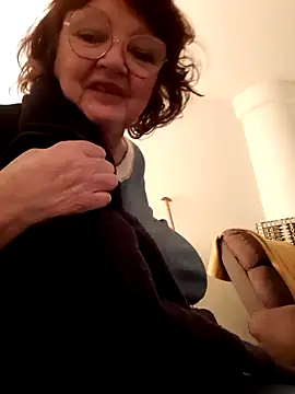 Snapshot of sheerazade chatting on 12.04.24 sheerazade online show from 12.04.24