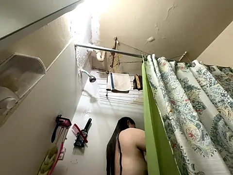 Snapshot of Snowbunnycake_131 chatting on 11.29.25 Snowbunnycake 131 online show from 11.29.25