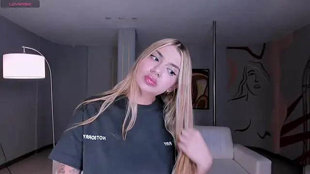 NiaHolland online show from 09.08.25