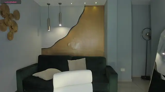 NiaHolland online show from 10.11.25