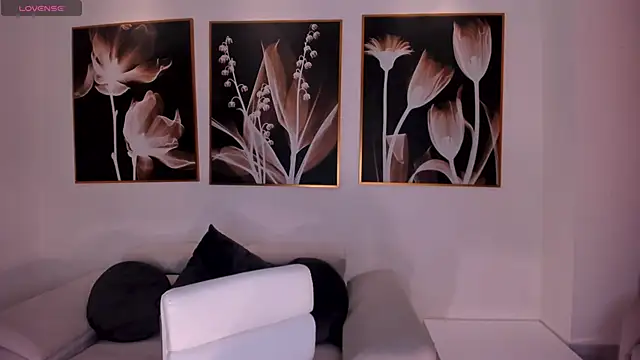 NiaHolland online show from 02.25.26