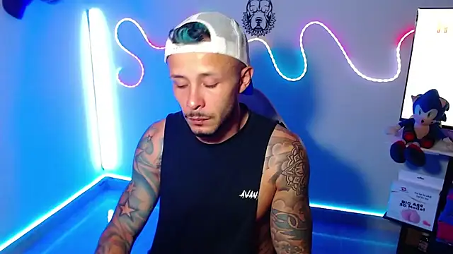 Snapshot of sebastian_horny chatting on 09.30.25 sebastian horny online show from 09.30.25