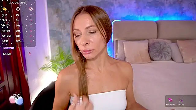 Snapshot of MirandaHobbs chatting on 10.18.25 MirandaHobbs online show from 10.18.25