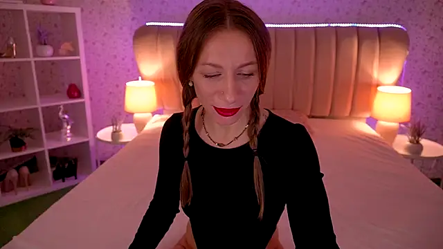 Snapshot of MirandaHobbs chatting on 11.30.25 MirandaHobbs online show from 11.30.25