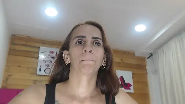 Snapshot of Amber_Moore chatting on 10.16.25 Amber Moore online show from 10.16.25