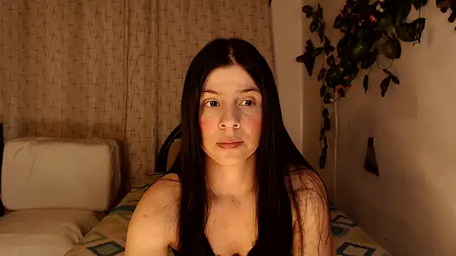 Snapshot of Estefani_32 chatting on 10.31.25 Estefani 32 online show from 10.31.25