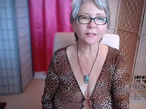 Snapshot of petradaniels chatting on 09.29.25 petradaniels online show from 09.29.25