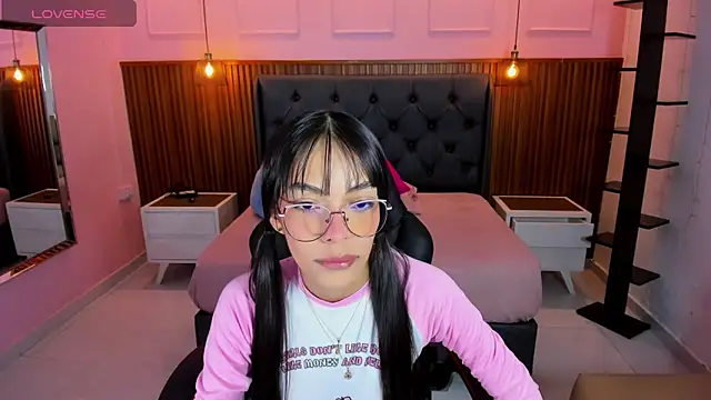 AMELIELEONE online show from 04.14.26