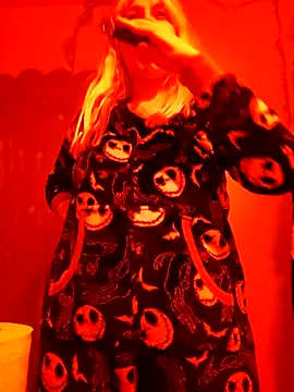 Snapshot of ScarletCallings420 chatting on 11.23.25 ScarletCallings420 online show from 11.23.25