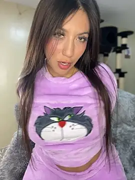 Snapshot of MiaJones21 chatting on 10.24.25 MiaJones21 online show from 10.24.25