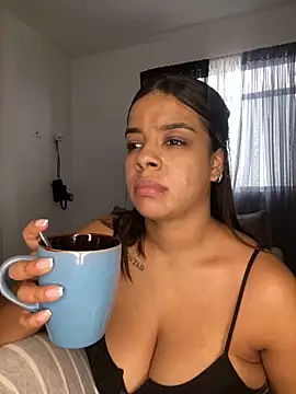 Snapshot of trianawhite chatting on 12.28.24 trianawhite online show from 12.28.24