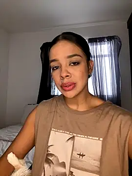 Snapshot of trianawhite chatting on 09.23.25 trianawhite online show from 09.23.25