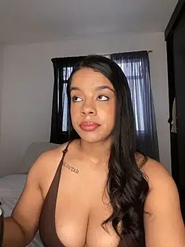 Snapshot of trianawhite chatting on 05.17.26 trianawhite online show from 05.17.26