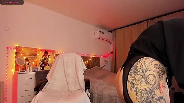 Snapshot of Ophelia_mm chatting on 10.29.25 Ophelia mm online show from 10.29.25