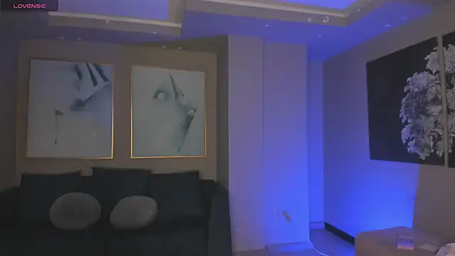 Snapshot of AnaDurant chatting on 10.31.25 AnaDurant online show from 10.31.25