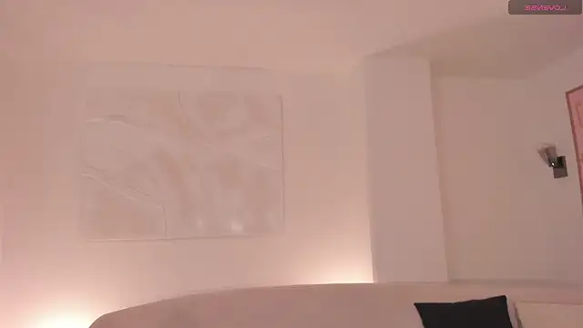 Snapshot of AnaDurant chatting on 11.22.25 AnaDurant online show from 11.22.25