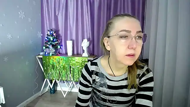 Snapshot of queen_a_n_i chatting on 12.14.24 queen a n i online show from 12.14.24