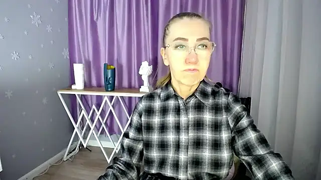 Snapshot of queen_a_n_i chatting on 01.27.25 queen a n i online show from 01.27.25